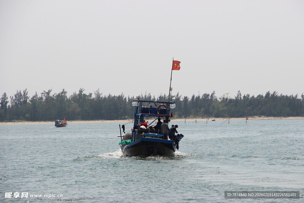 海上行驶的渔船