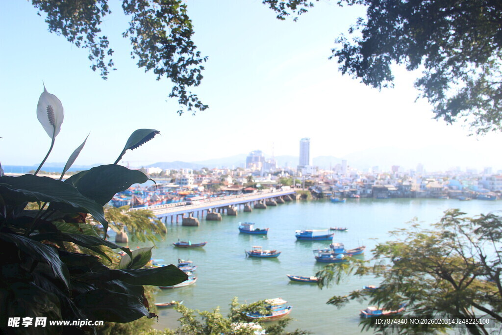 湖畔城市风光景致
