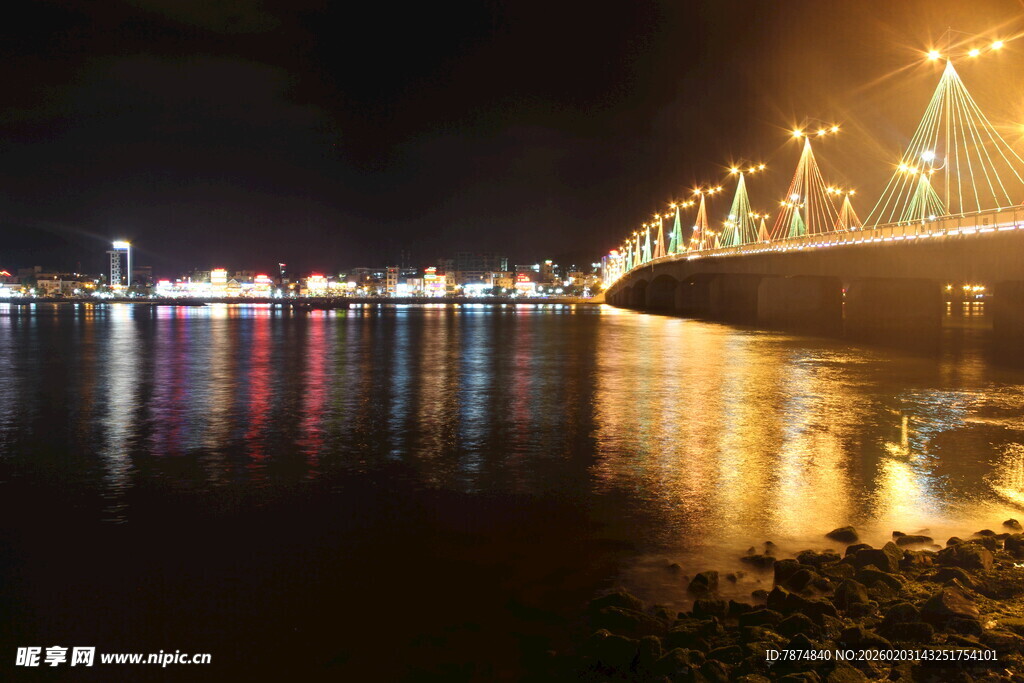 夜晚璀璨灯光下的美丽桥梁