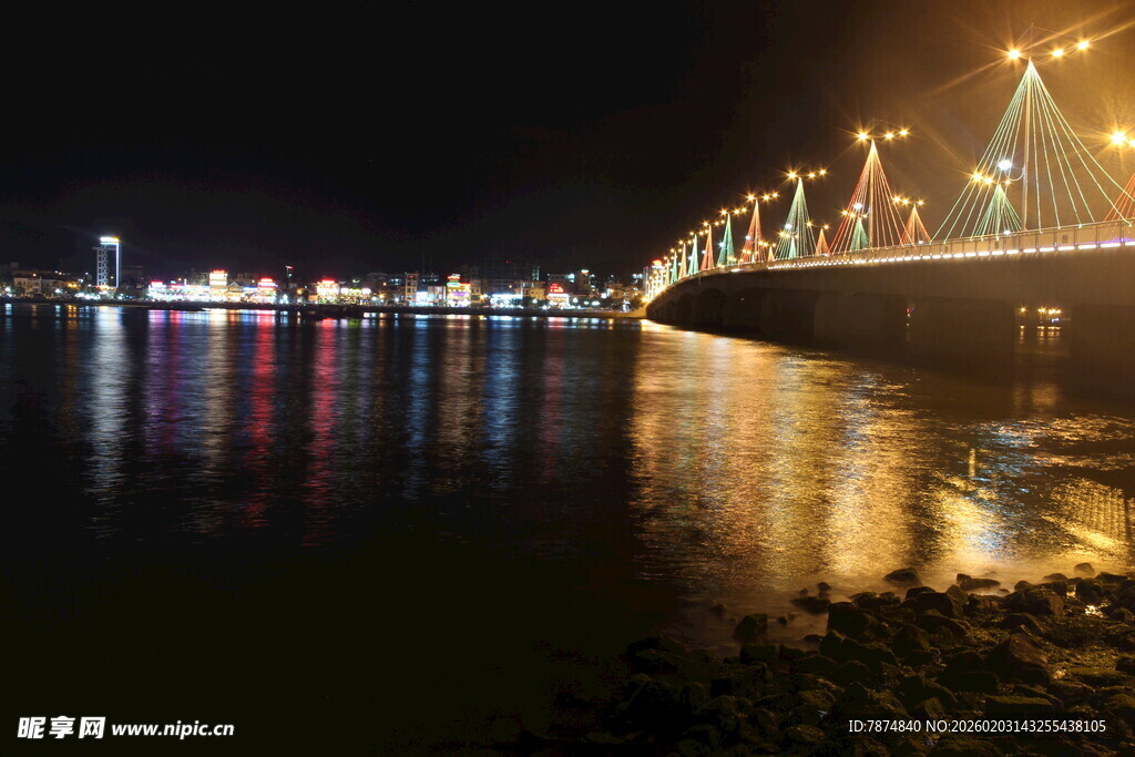 夜晚璀璨桥梁与城市倒影