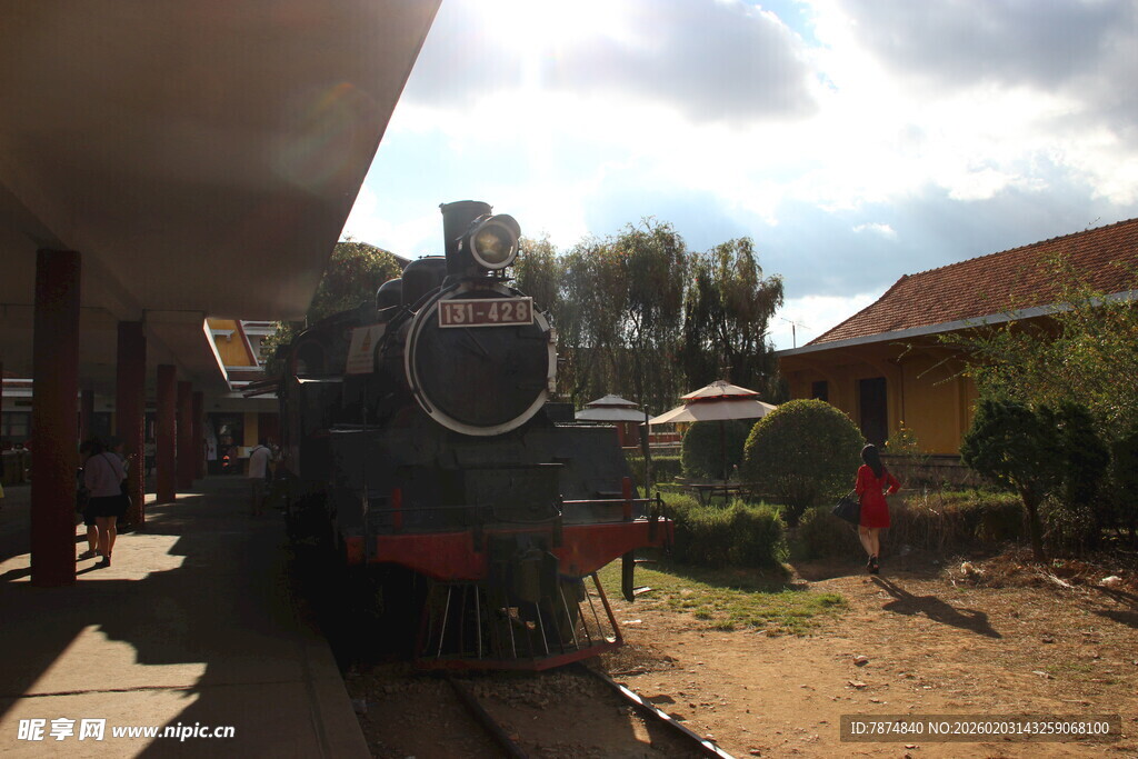 老式火车停在户外场景