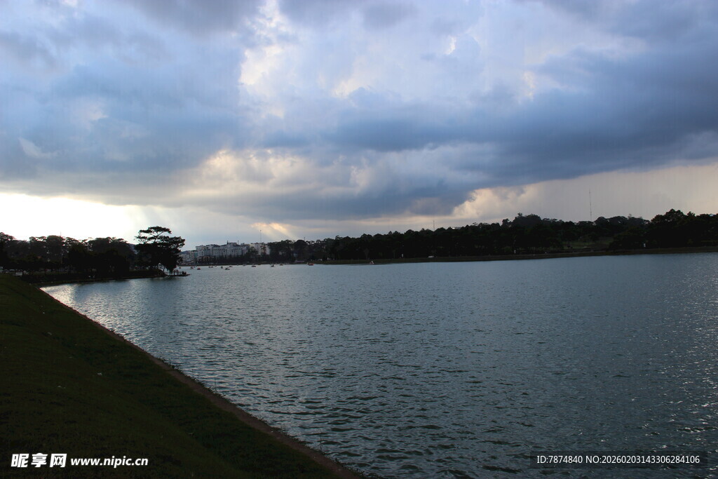 湖畔黄昏 云影倒映水面