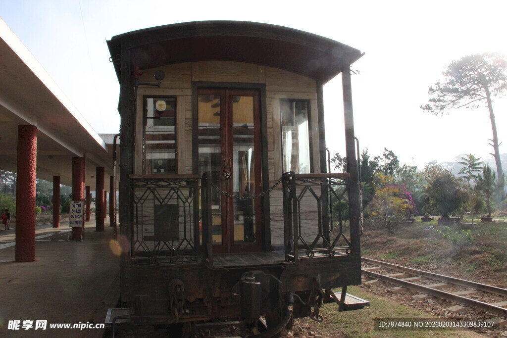 复古有轨电车停靠站台