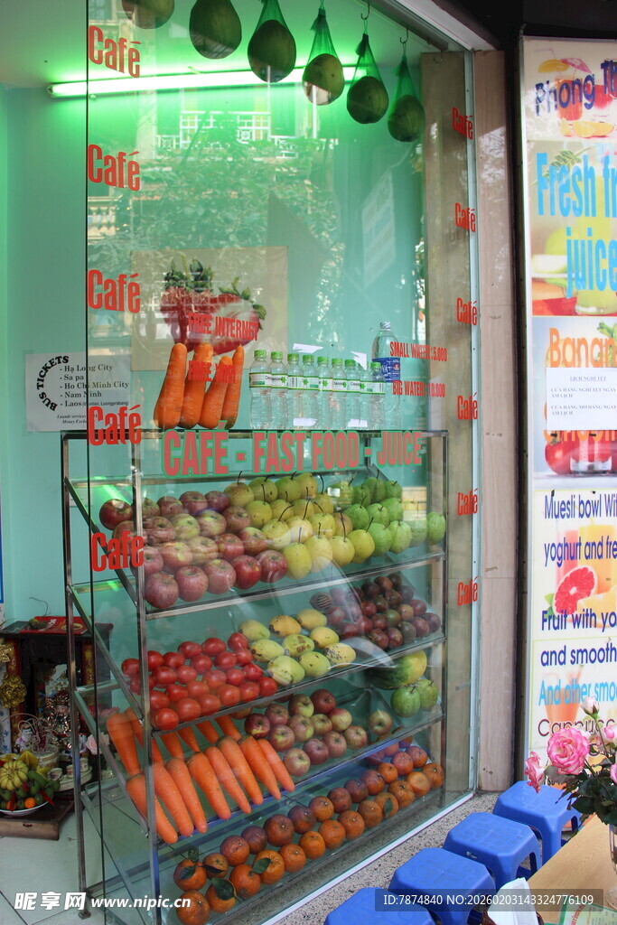 街边多彩零食店陈列展示