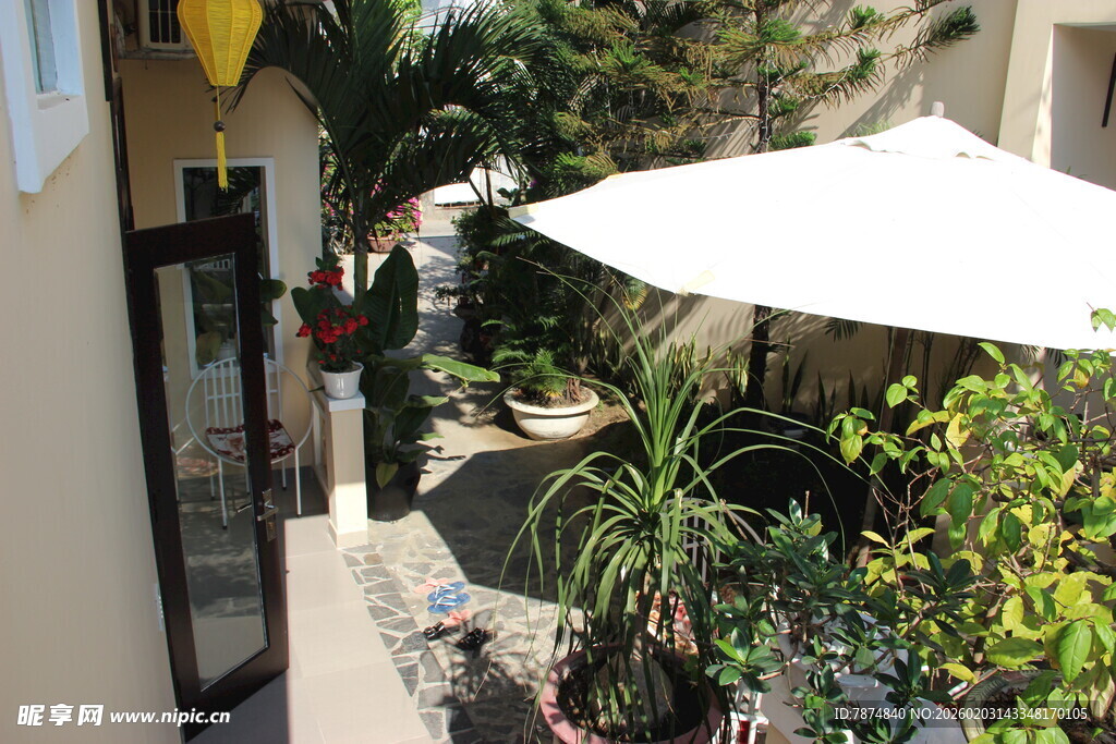 庭院绿植遮阳伞温馨一角