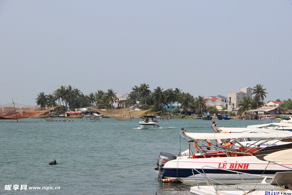 海滨码头停泊的多彩船只