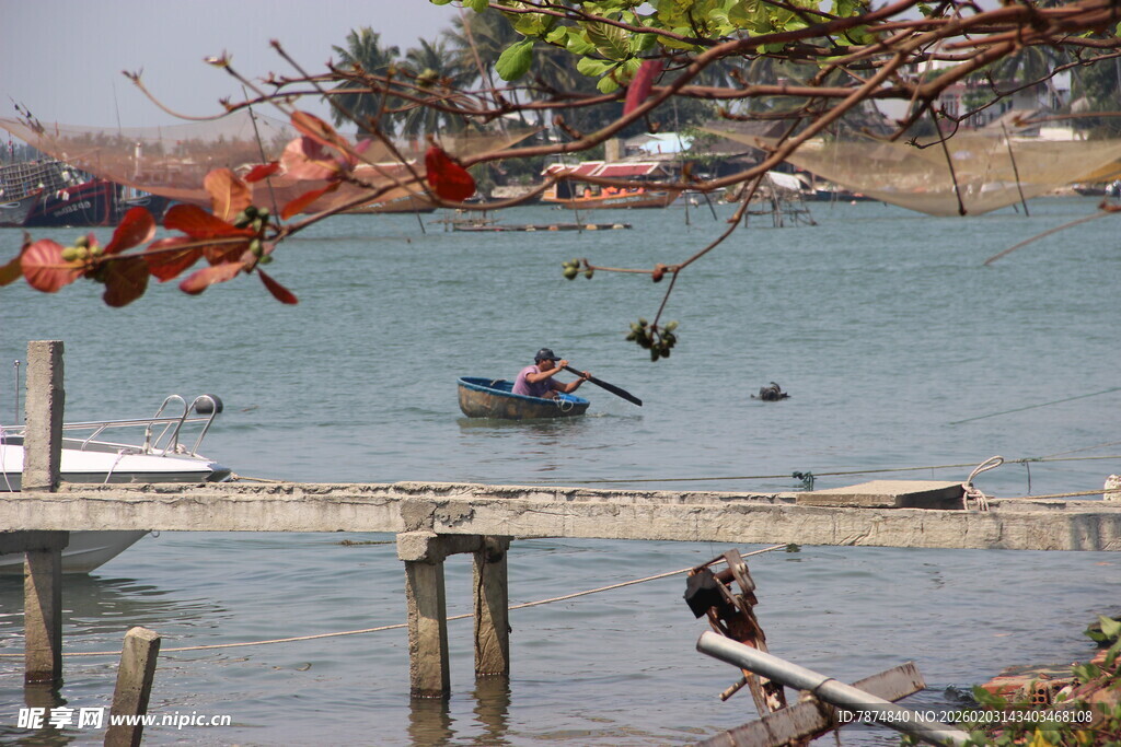 湖畔码头的悠闲水上时光