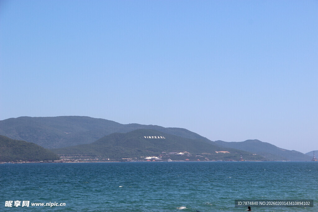 碧海青山间的宁静海景