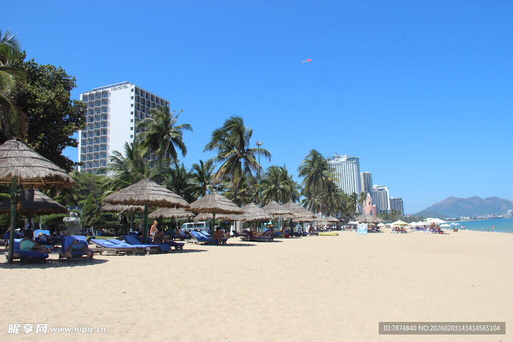 海滨沙滩度假休闲场景
