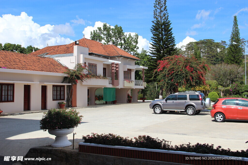 越南乡村别墅前的停车场景