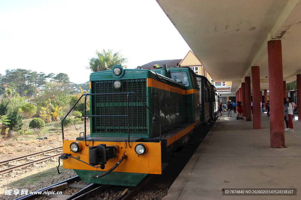 越南站台边停靠的复古火车