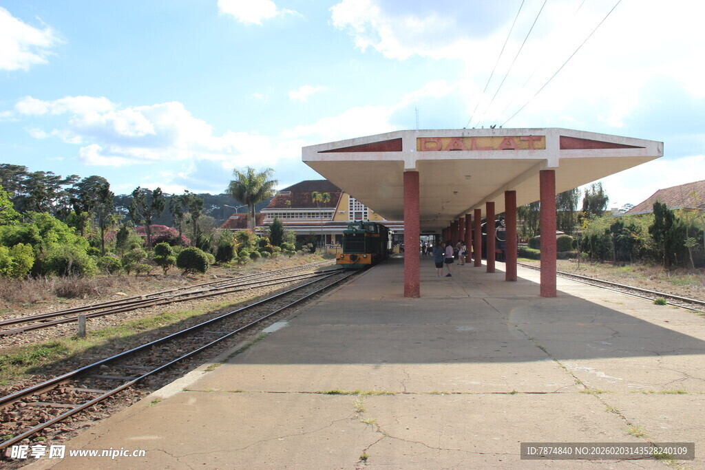 宁静的火车站台场景