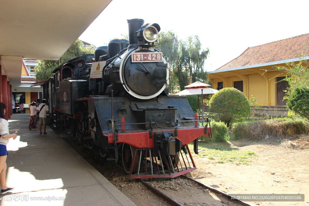 越南老式蒸汽火车停靠小站