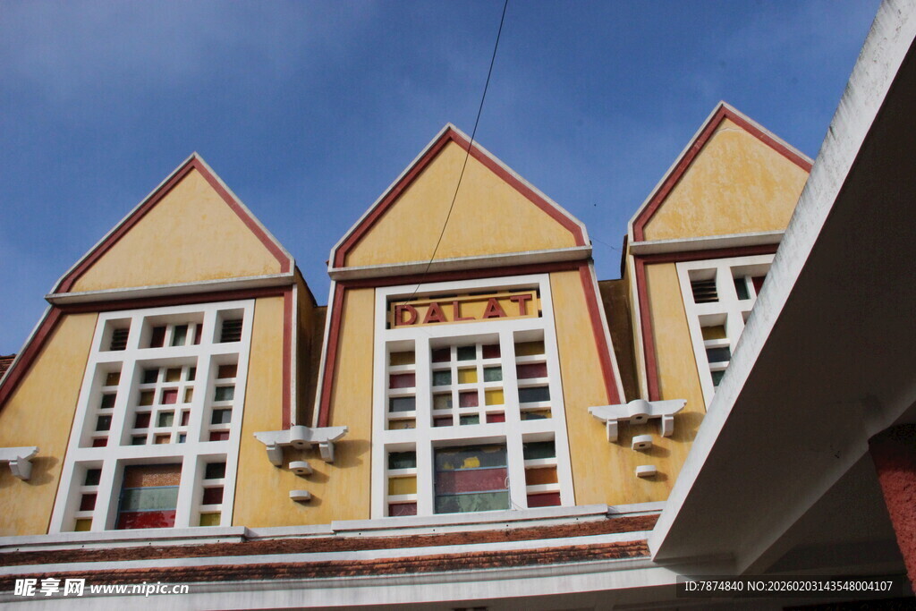 越南彩色三角屋顶的特色建筑