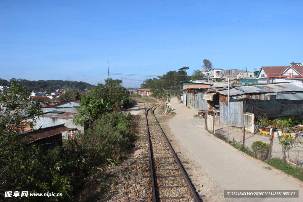 乡村铁轨旁的民居景象