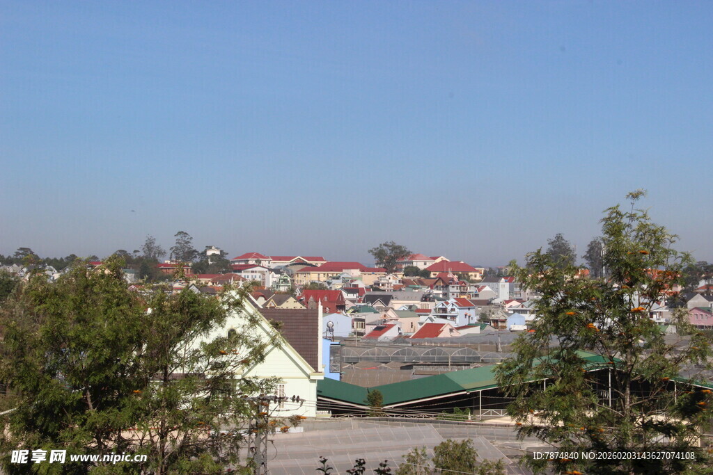 越南俯瞰多彩屋顶建筑群