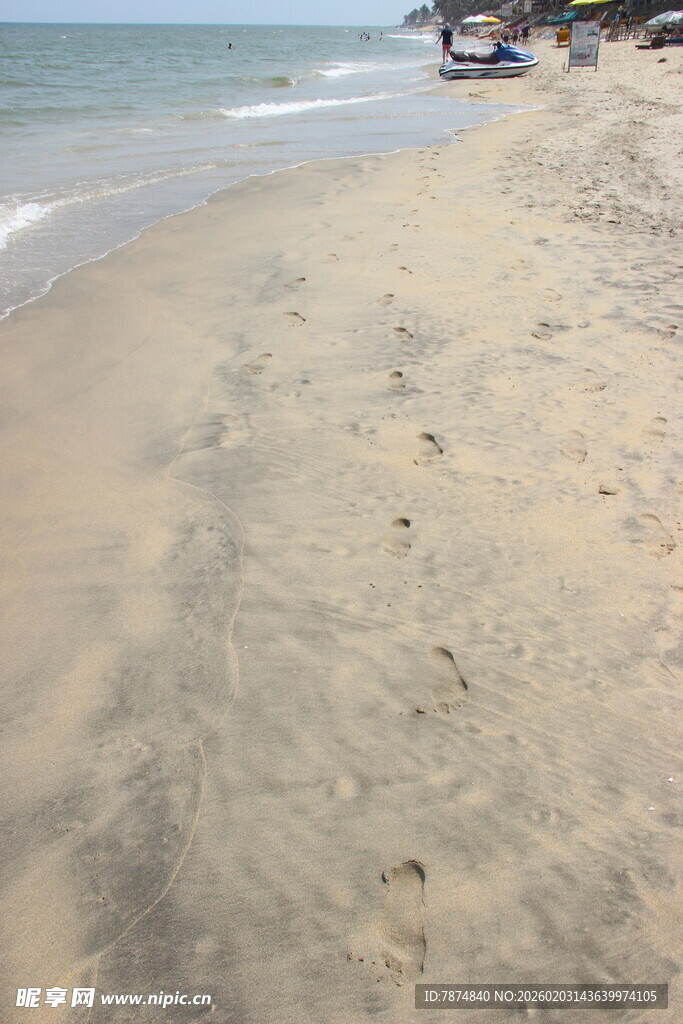 越南宁静沙滩 海浪轻吻岸边