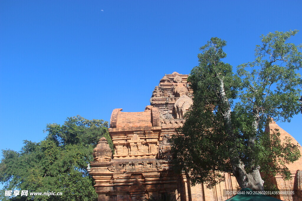 越南古老寺庙与葱郁树木相映