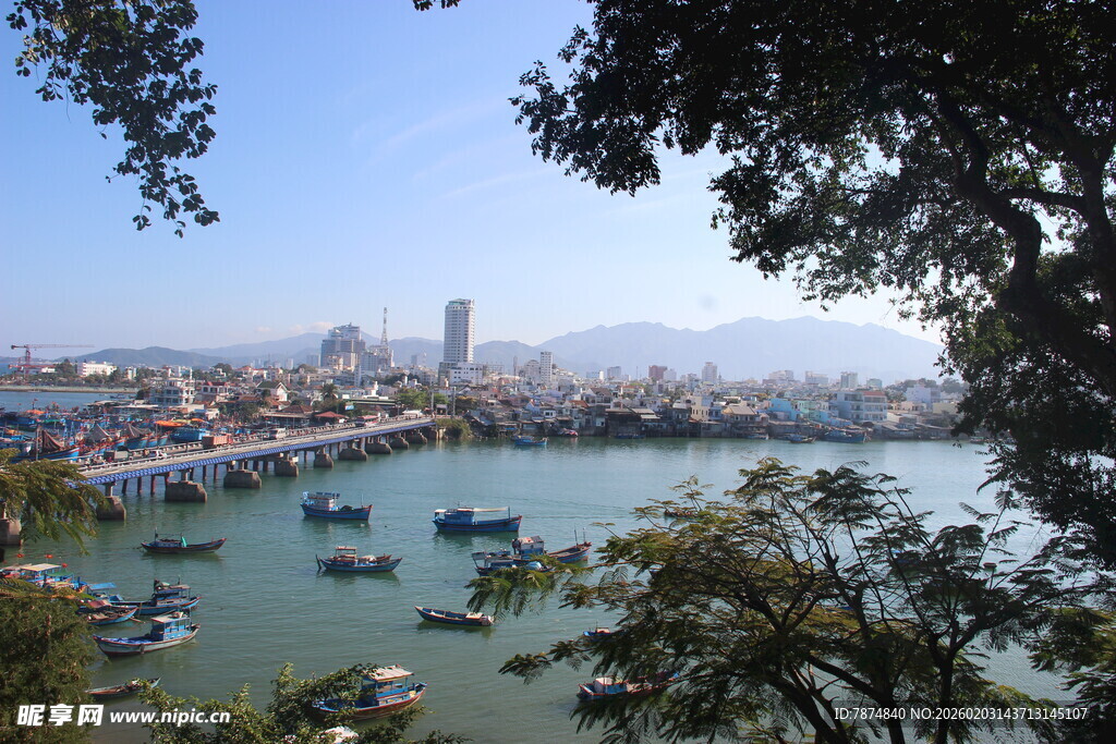 越南湖畔城市风光 船只点缀