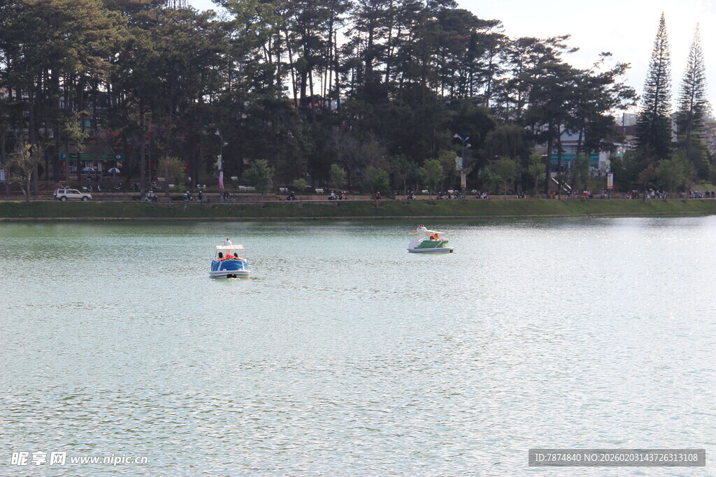 越南湖上泛舟赏景