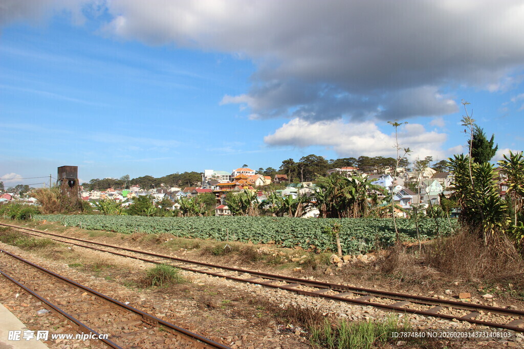 越南田野边的铁轨与村庄景色