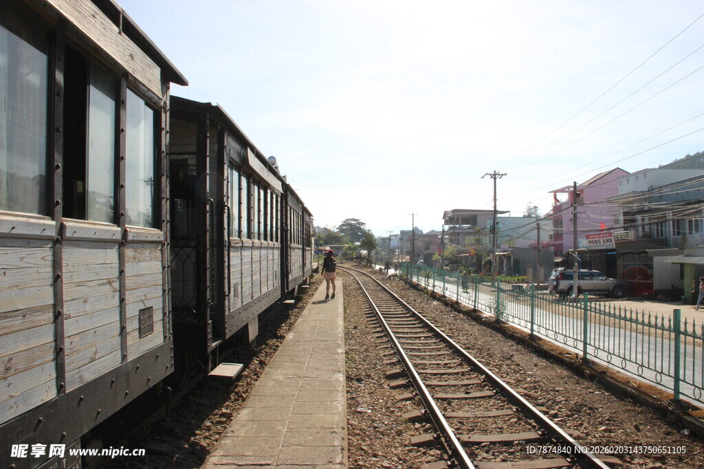 越南铁轨旁的老式列车