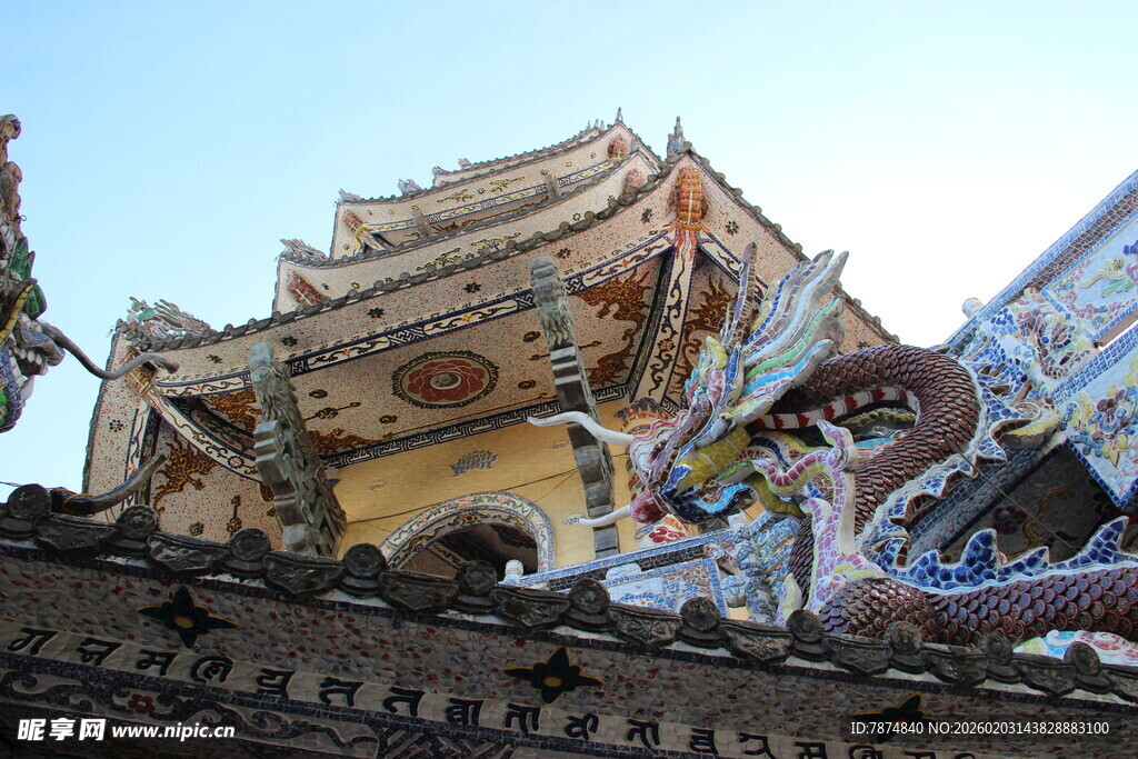 越南古建屋顶的精美雕刻装饰