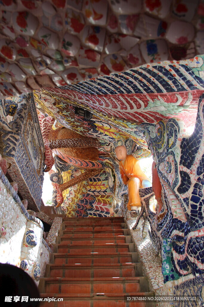 越南彩色瓷砖装饰的梦幻楼梯