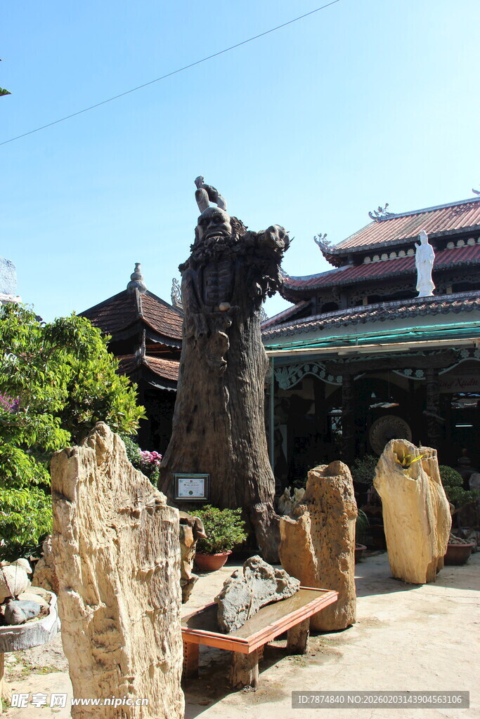 越南古雅庭院中的奇石与建筑