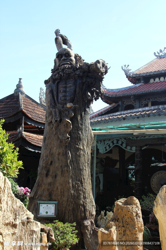 越南古建旁的鹰雕塑景观