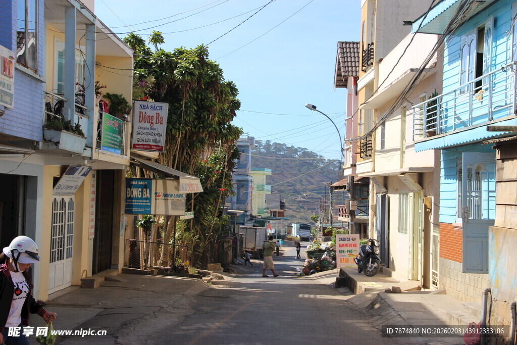 越南狭窄街道上的多彩建筑