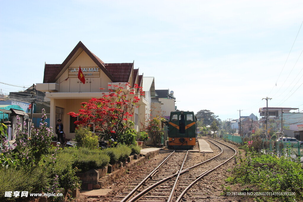 越南铁轨旁的多彩建筑与列车