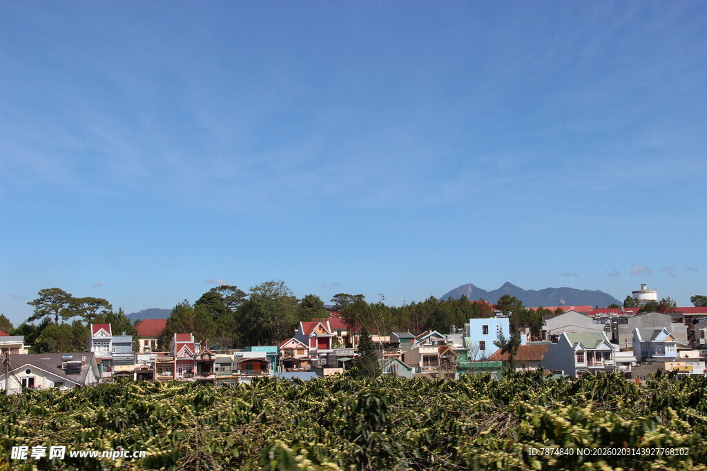 越南乡村多彩房屋与蓝天美景