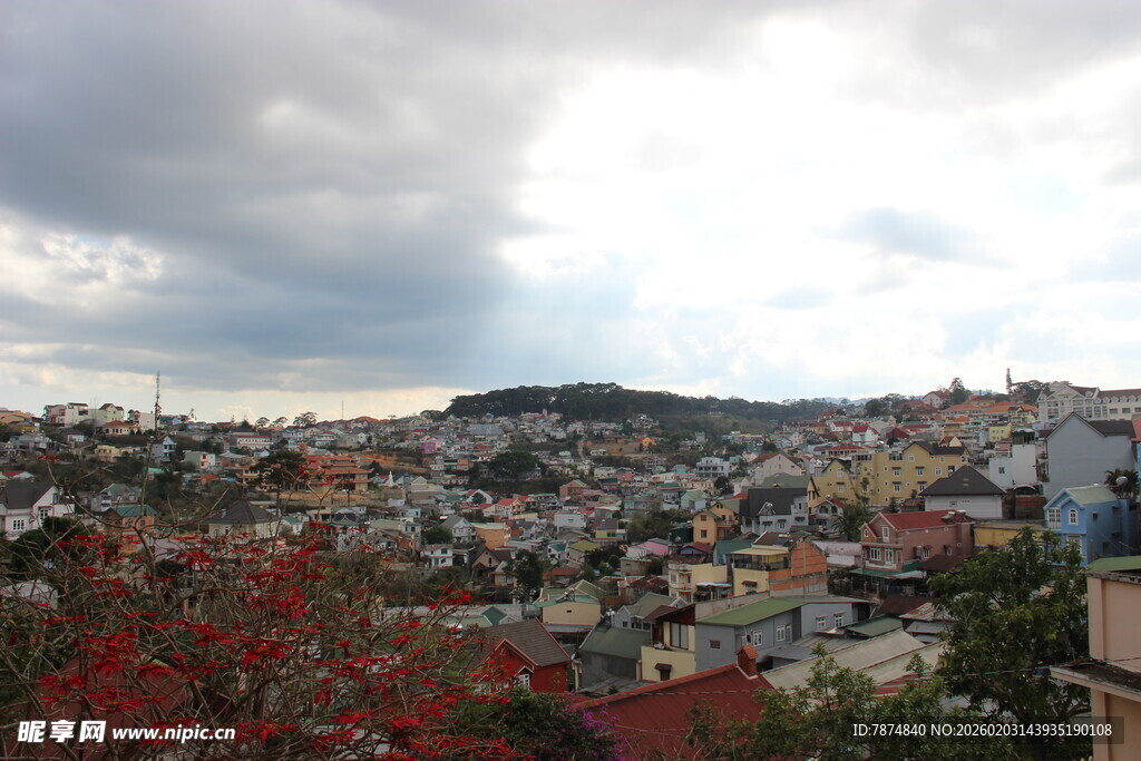 越南俯瞰多彩城镇景观