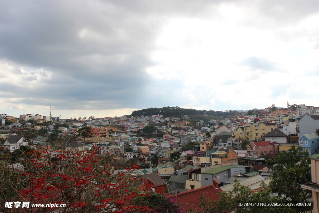 越南山城景致 多彩建筑映云天