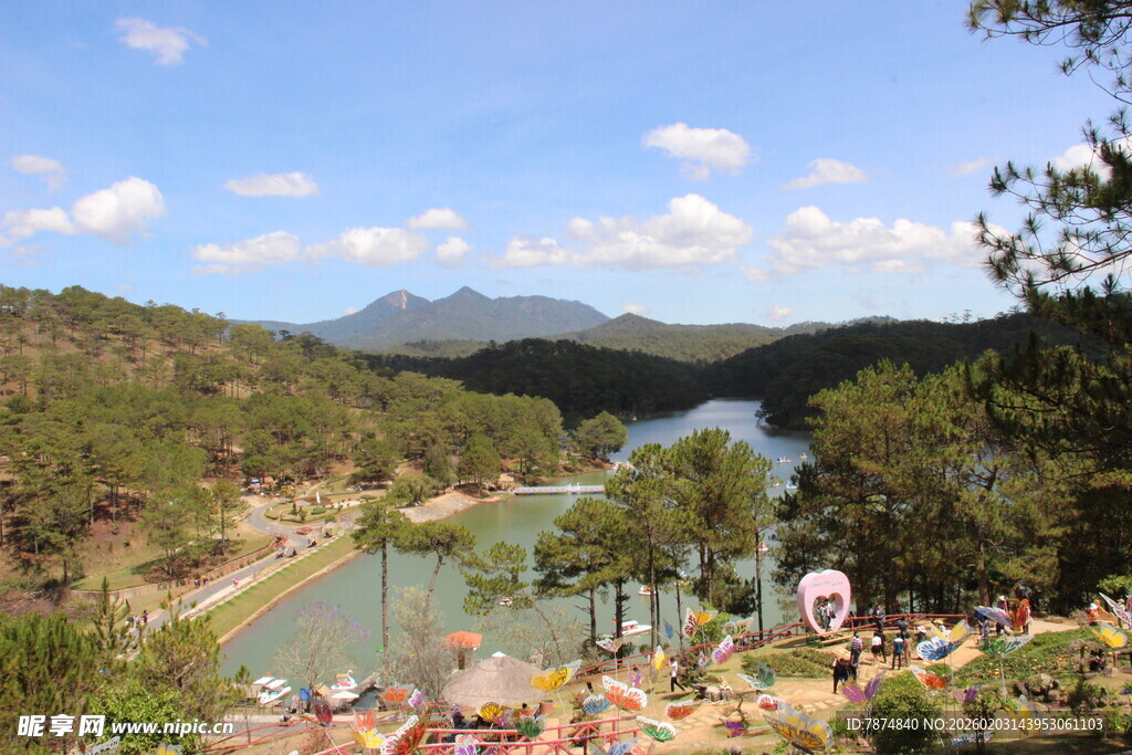 越南山间秀丽湖泊风景图