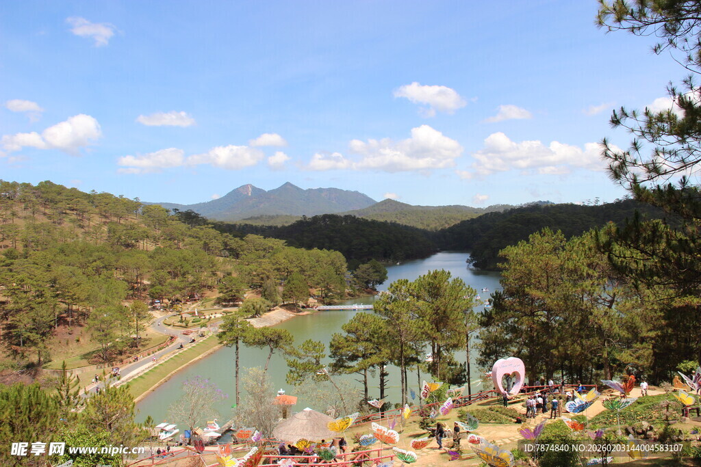 越南山间湖畔的美丽风光