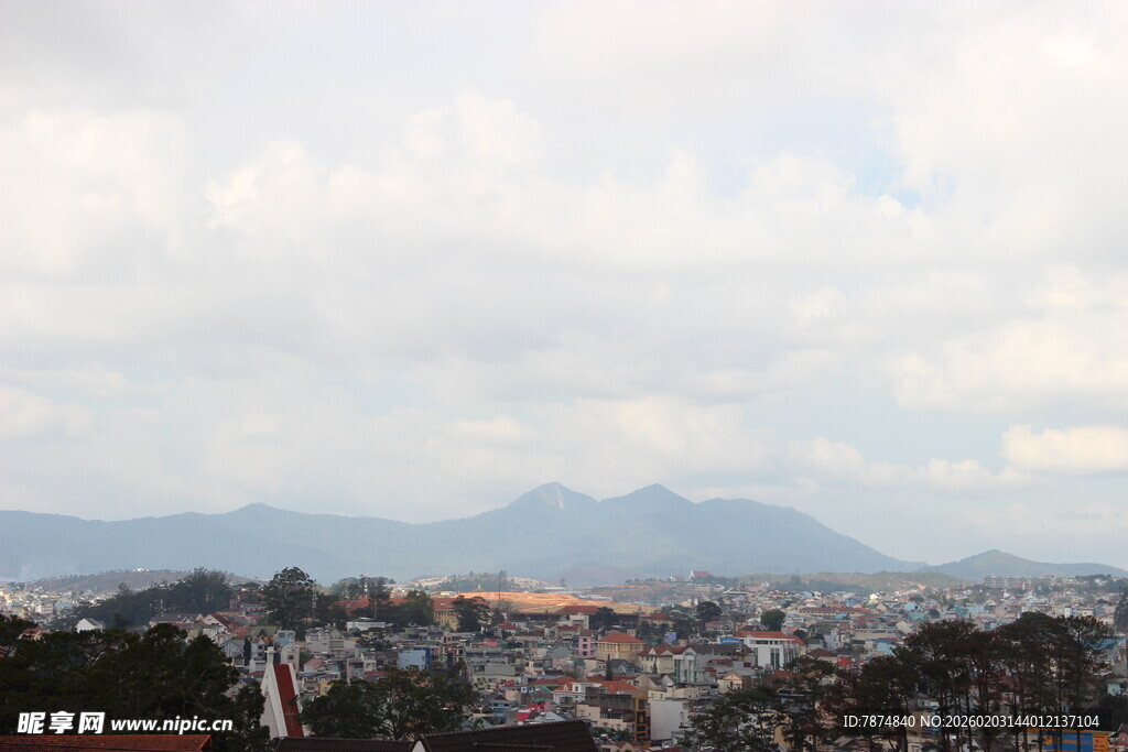 越南城市远景与山峦景观
