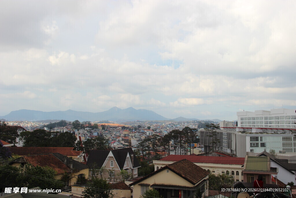 越南城市屋顶景观与远处山峦