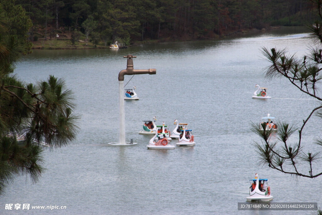 越南湖上泛舟享悠闲时光