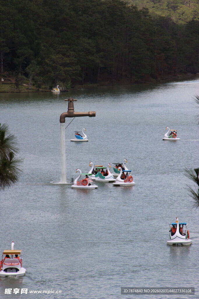 越南湖上泛舟赏景