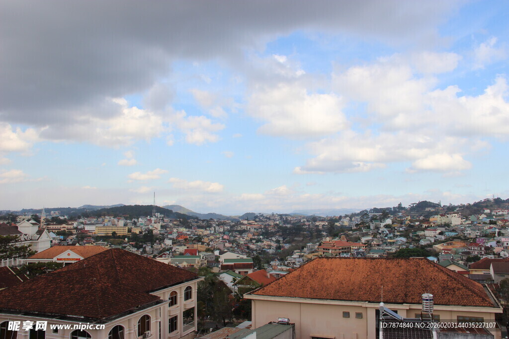 越南俯瞰城市景观与多彩屋顶