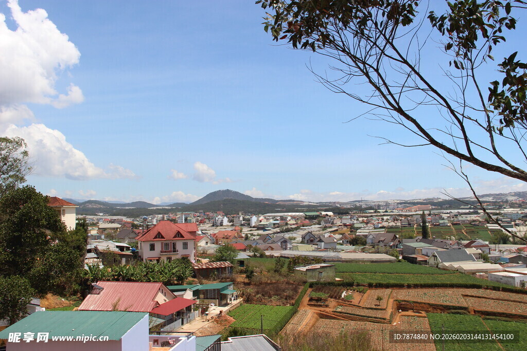 越南俯瞰多彩城镇风光