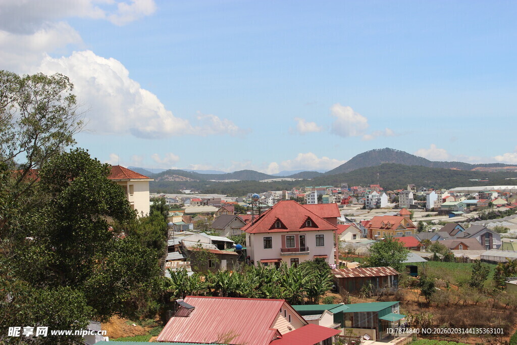 越南俯瞰多彩小镇与远山美景