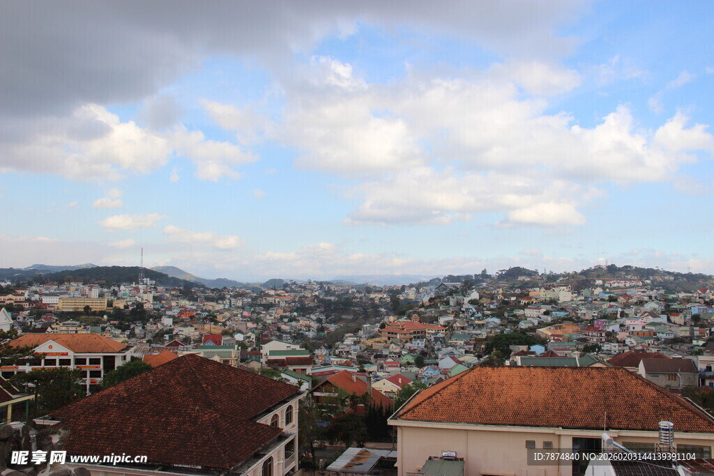 越南俯瞰城市屋顶与天际线