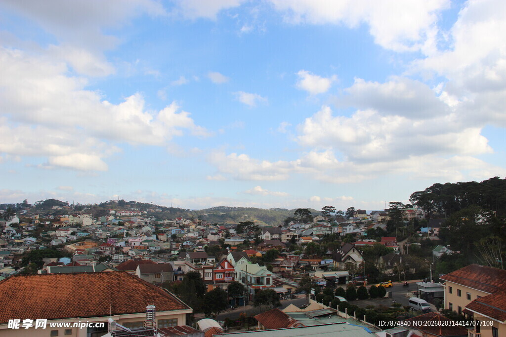 越南俯瞰多彩屋顶的城镇风光