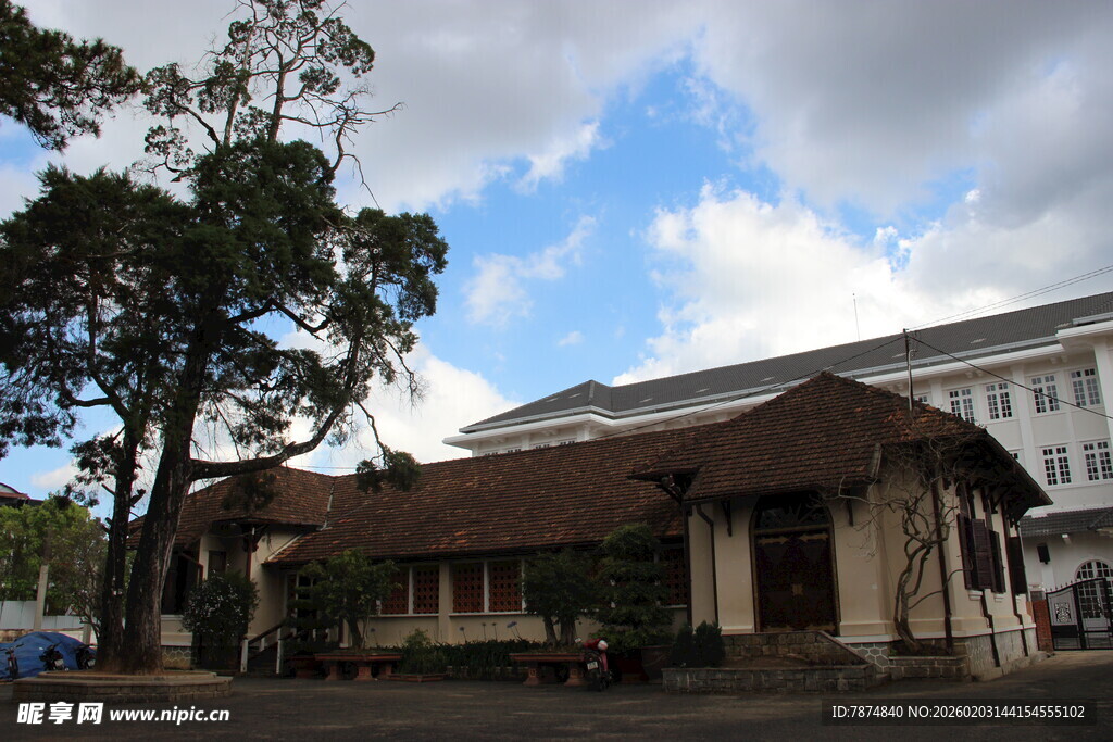 越南传统风格建筑 绿树相伴