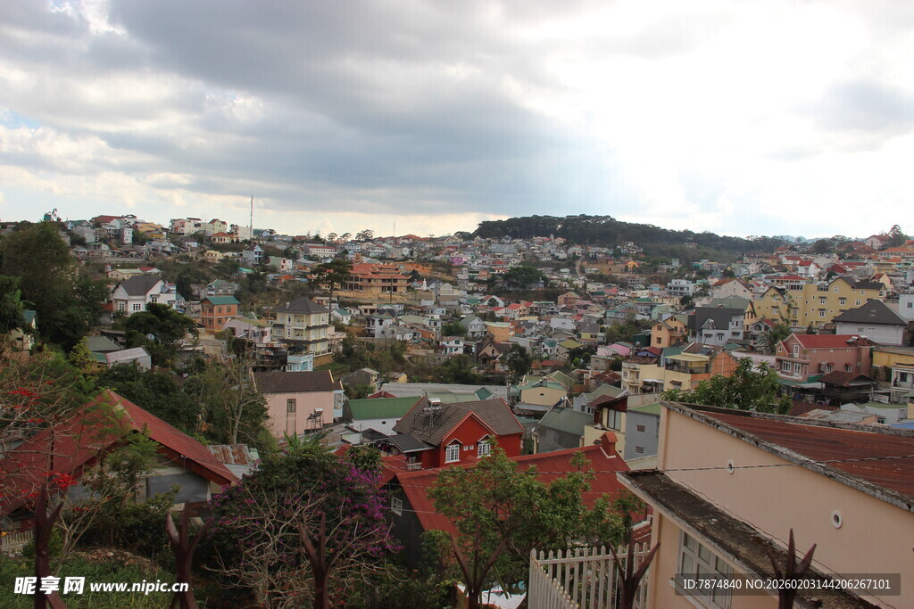 越南俯瞰多彩城镇景观