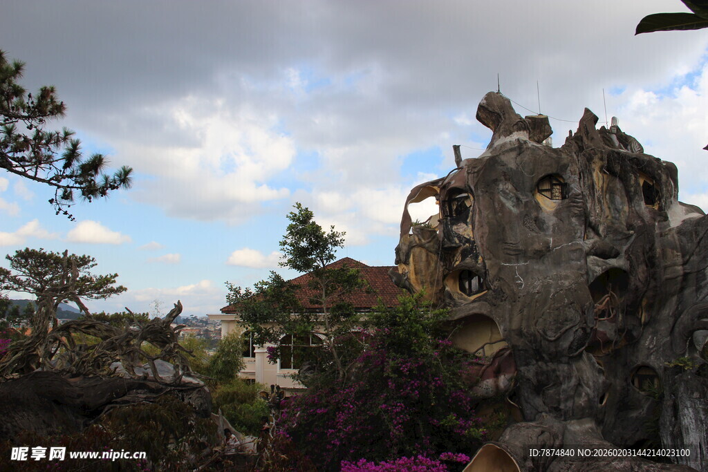 越南奇峰怪石间的自然景致