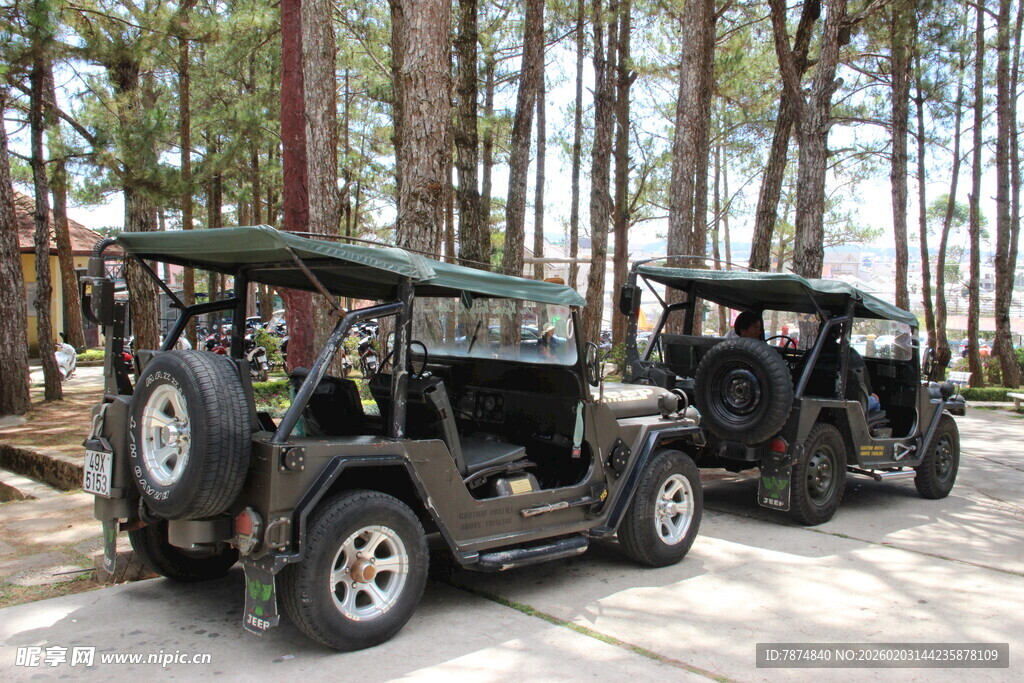 越南户外停放的两辆越野吉普车